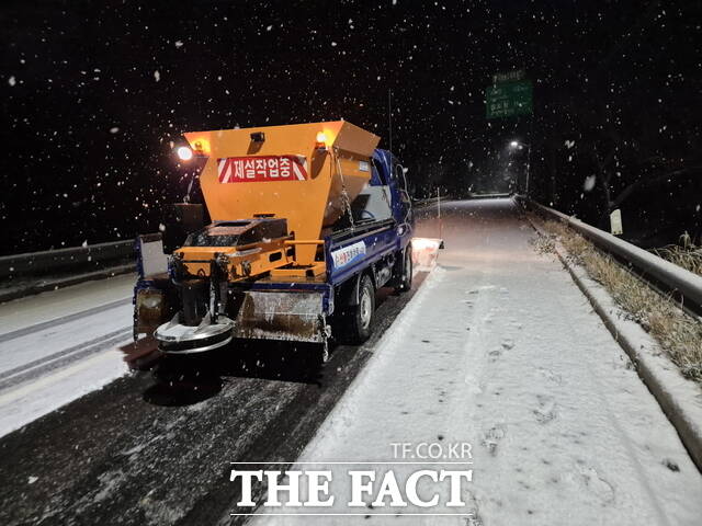 진도군이 제설 작업을 실시하고 있다. /진도군