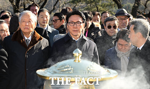 김민석 국무총리(가운데)가 6일 오전 서울 동작구 국립서울현충원 김대중 대통령 묘소에서 열린 김대중재단 신년하례에 참석해 참배를 마친 뒤 묘소를 바라보고 있다. /임영무 기자