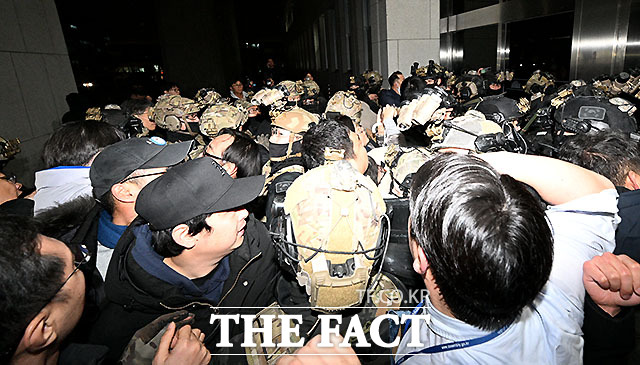 윤석열 대통령이 지난해 12월 3일 비상계엄 선포를 한 가운데 서울 여의도 국회에 계엄군이 진입하고 있다. /국회=박헌우 기자
