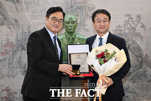 신사의원 베스트 10에 선정된 한병도 더불어민주당 의원(오른쪽).