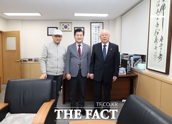 김동수 대전 유성구의회 의장이 5일과 6일 양일간 2026년 병오년 새해를 맞아 지역 유관기관 및 단체를 방문했다. 사진은 대한노인회 방문 모습 /유성구의회