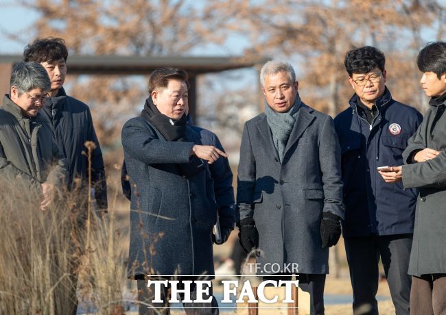 박승원 광명시장(가운데 왼쪽)이 5일 안양천 지방정원 시범 사업 구간에서 시민참여정원 조성 방안을 점검하고 있다. /광명시