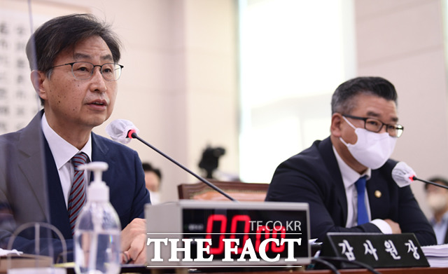 최재해 감사원장(왼쪽)이 2022년 10월 11일 오전 서울 여의도 국회에서 열린 법제사법위원회의 감사원에 대한 국정감사에 출석해 발언하고 있다. 오른쪽은 유병호 감사원 사무총장. /국회=이새롬 기자