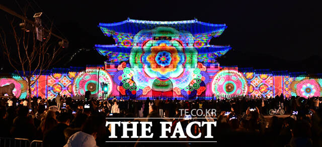 서울시가 주최하는 겨울 축제 서울윈터페스타가 지난해 12월 12일 개막한 가운데, 서울 광화문에 화려한 미디어파사드가 펼쳐지고 있다. /이새롬 기자