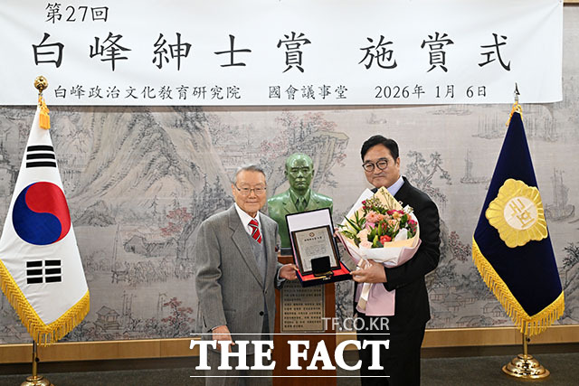 제27회 백봉신사상 시상식이 6일 오후 서울 여의도 국회에서 열린 가운데 대상을 수상한 우원식 국회의장(오른쪽)이 라종일 백봉연구원 이사장에게 상패를 전달받은 뒤 기념촬영을 하고 있다. /국회=남용희 기자