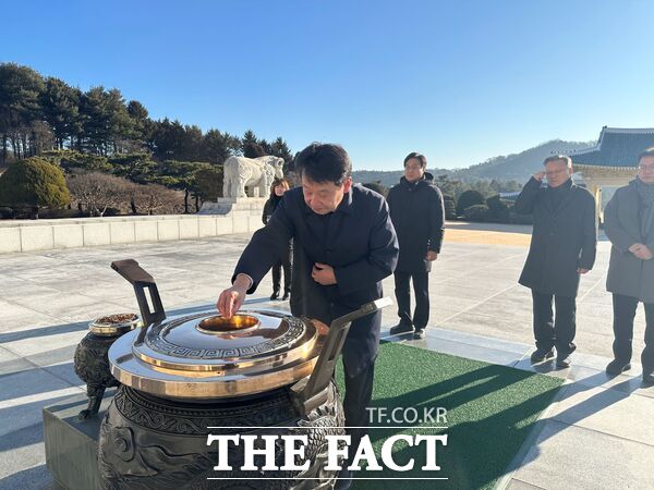 김한수 사단법인 자치분권연구소 교육자치위원장이 6일 국립대전현충원을 찾아 순국선열과 호국영령의 희생을 기리고, 헌화·분향을 하며 교육의 기준을 제시했다. /김한수 위원장