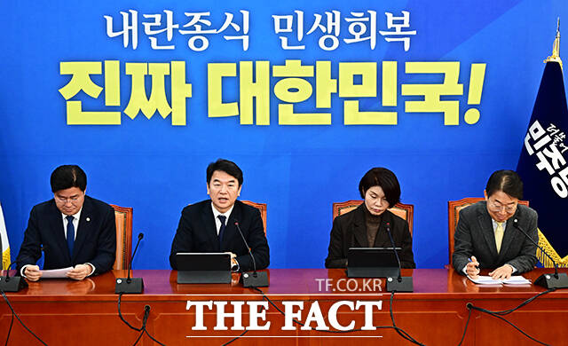 문진석 더불어민주당 원내대표 직무대행(왼쪽 두번째)이 6일 오전 서울 여의도 국회에서 열린 원내대책회의에 참석해 모두발언을 하고 있다. /국회=배정한 기자