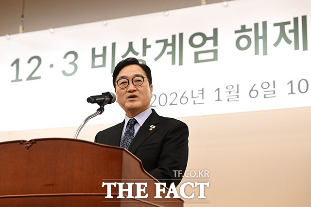 우원식 국회의장이 6일 오전 서울 여의도 국회 도서관 대강당에서 열린 12.3 비상계엄 해제 유공 특별포상 수여식에서 공로장을 수여한 뒤 발언을 하고 있다. /국회=남용희 기자