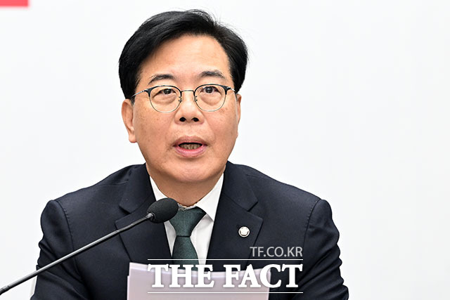 원내대책회의에서 발언하는 송 원내대표.