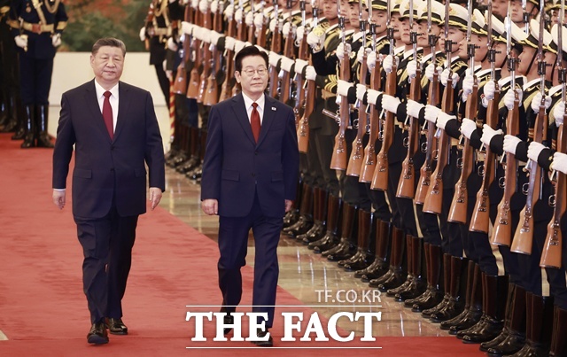 한중정상회담에서 이재명 대통령(오른쪽)과 시진핑 중국 국가주석이 북한과의 대화 재개 필요성에 공감대를 형성하면서 중국의 역할론이 다시 수면 위로 떠올랐다. 사진은 중국을 국빈 방문 중인 이 대통령이 지난 5일 베이징 인민대회당에서 열린 공식환영식에서 시 주석과 의장대를 사열하고 있는 모습이다. /뉴시스