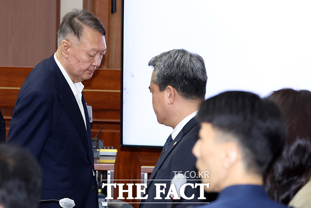 윤석열 전 대통령의 체포 방해 혐의 등을 심리하는 재판부가 증거 조사를 위해 변론을 재개했지만 이내 변론을 종결하고 오는 16일에 그대로 선고하겠다고 밝혔다. 윤 전 대통령이 지난해 9월 서울 서초구 서울중앙지법에서 열린 특수공무집행방해, 직권남용권리행사방해 등 혐의 사건 첫 공판에 출석하고 있다./사진공동취재단