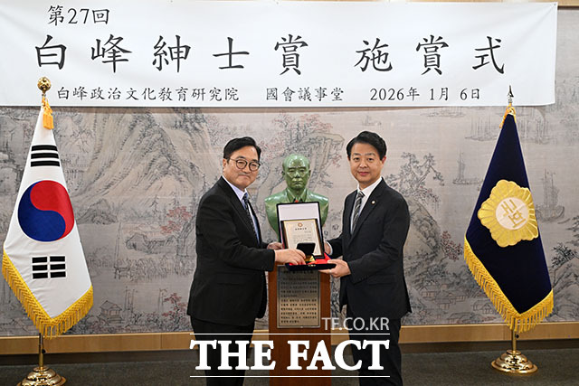 신사의원 베스트 10에 선정된 김영호 더불어민주당 의원(오른쪽).