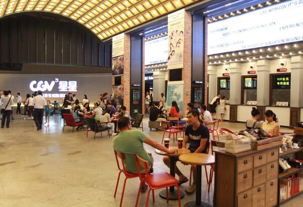 이재명 대통령과 시진핑 중국 국가주석이 양국 간의 문화·콘텐츠 교류 확대에 공감대를 이루면서 10년 만에 한한령이 해제될지 기대를 모은다. 특히 CJ그룹 두 엔터 기업인 ENM과 CGV도 중국 내 사업 시너지를 주목하고 있다. 사진은 CGV 중국 베이징 극장. /CJ CGV