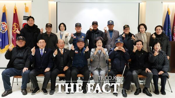 대전 동구의회 의장단이 6일 병오년 새해를 맞아 관내 유관 기관과 사회단체를 방문하며 새해 첫 의정활동을 시작했다. 보훈단체 방문 모습. /대전 동구의회