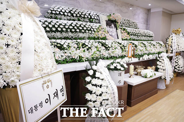 배우 안성기가 별세한 5일 서울 서초구 서울성모병원 장례식장에 마련된 빈소에 이재명 대통령이 보냔 근조화환이 놓여 있다. /사진공동취재단