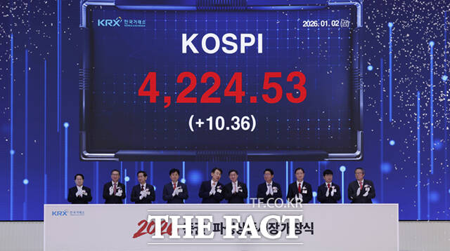 증권사 최고경영자(CEO)들이 2026년 새해를 맞아 경영 청사진으로 인공지능(AI)과 모험자본 확대를 제시했다. 이억원 금융위원장과 정은보 한국거래소 이사장 등 참석자들이 2일 서울 영등포구 한국거래소 서울사무소에서 열린 2026년도 증권·파생상품시장 개장식에서 개장신호식을 하고 있다. /이새롬 기자