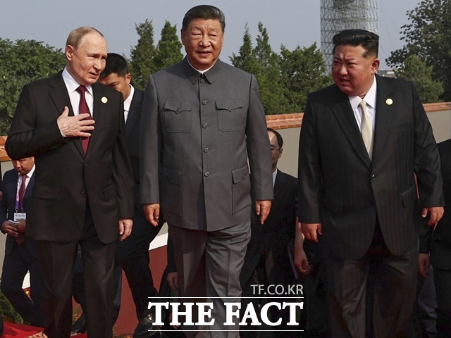 미중 전략 경쟁 심화와 러시아·우크라이나 전쟁 이후 인도·태평양 전략을 중심으로 한 미국의 군사적 압박이 중국과 러시아의 안보 우려를 자극하면서 중국이 북한의 안보 불안을 일정 부분 이해하는 방향으로 기울었다는 분석이다. 사진은 지난해 9월 3일 중국 베이징 톈안먼 광장에서 열린 전승절 80주년 기념 열병식에 참석한 블라디미르 푸틴 러시아 대통령(왼쪽부터), 시진핑 중국 국가주석, 김정은 북한 국무위원장이다. /뉴시스