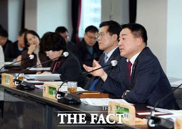 서철모 대전시 서구청장이 6일 구청 장태산실에서 열린 확대간부회의에서 대전·충남 행정통합 추진과 관련해 “광역 단위의 통합이 성공하기 위해서는 기초자치단체의 재정과 조직, 권한이 약화되지 않도록 하는 제도적 장치가 반드시 필요하다”고 말했다. /대전시 서구