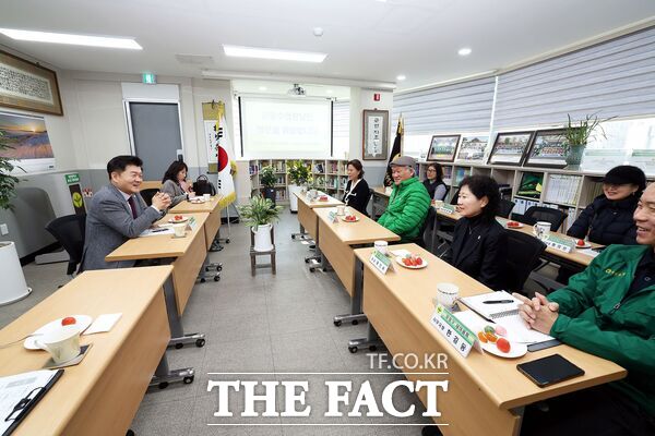 김동수 대전 유성구의회 의장이 5일과 6일 양일간 2026년 병오년 새해를 맞아 지역 유관기관 및 단체를 방문했다. /유성구의회