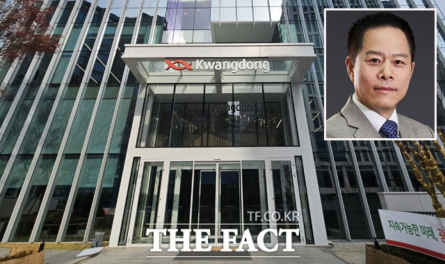 박상영(오른쪽 작은 사진) 광동제약 경영총괄 대표이사는 6일 유사언론의 악성보도와 사실왜곡에 대한 대응 원칙을 재확인했다. /더팩트 DB, 광동제약