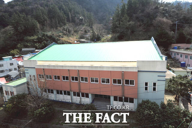 울릉읍 도동 중심가에 있던 울릉학생체육관 전경. /울릉군
