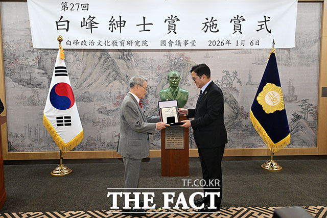 대상 수상한 우원식 국회의장(오른쪽).