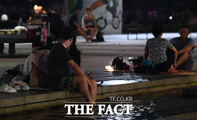 지난해 8월17일 서울 영등포구 여의도 물빛광장에서 시민들이 더위를 식히고 있다. /서예원 기자