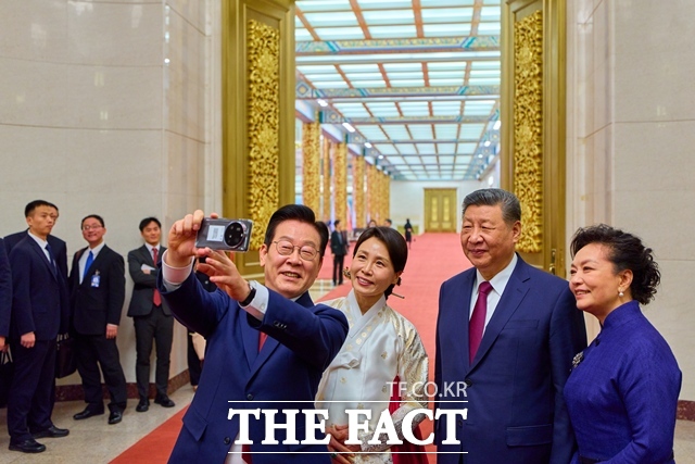 이재명 대통령이 5일(현지시간) 중국 베이징 인민대회당에서 국빈 만찬을 마친 뒤 김혜경 여사, 시진핑 중국 국가주석 내외와 셀카를 찍고 있다. /이 대통령 SNS