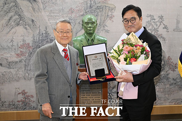 제27회 백봉신사상 대상 수상한 우원식 국회의장(오른쪽).