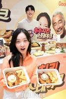  깜짝 놀랄 '추추 치킨 스테이크' 출시한 굽네치킨 [포토]