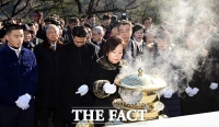  묘소에 분향하는 김대중 전 대통령 유가족 [포토]