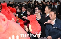  동작구민에게 복주머니 전달하는 류삼영-나경원-박일하-오세훈 [포토]