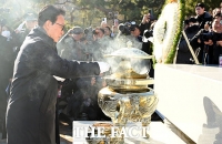  김대중 대통령 묘소에 분향하는 김민석 국무총리 [포토]