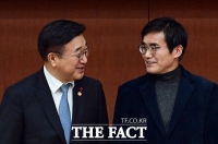  문명재 공공데이터전략위원회 공동위원장과 대화하는 윤호중 장관 [포토]