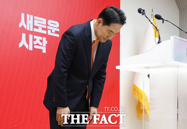 당 쇄신안 발표한 뒤 인사하는 장 대표.