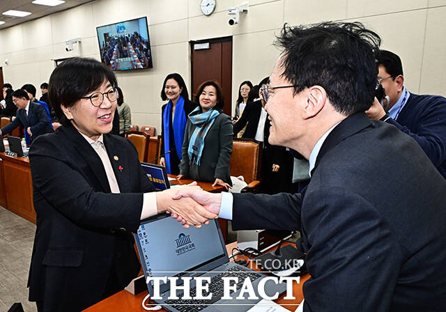 정은경 보건복지부 장관이 7일 오후 서울 여의도 국회에서 열린 보건복지위원회 전체회의에 출석해 박주민 복지위원장과 인사를 하고 있다. /국회=배정한 기자