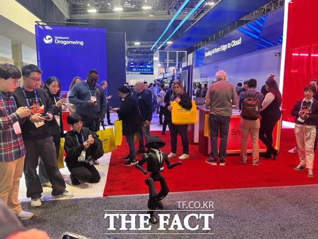 CES 2026 퀄컴 부스 앞에 로봇이 춤을 추는 모습. /최의종 기자