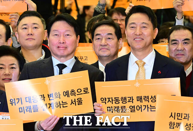 오세훈 서울시장(오른쪽)과 최태원 서울상공회의소 회장이 7일 서울 중구 대한상공회의소에서 열린 2026 서울시 신년인사회에 참석해 건배를 하고 있다.