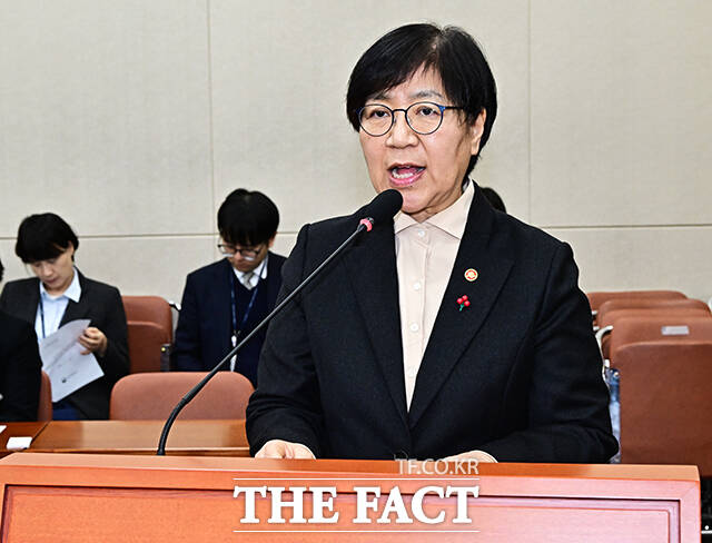 올해 만 8세까지 아동수당 지급 대상이 확대된다. 다만 당초 보건복지부 방침이었던 지역화폐로 지급할 경우 1만원 추가 지급은 제외됐다. 7일 정치권과 복지부에 따르면 국회 보건복지위원회는 소위원회와 전체회의를 열고 이 같은 내용의 아동수당법 일부개정안 대안을 처리했다. 정은경 보건복지부 장관이 7일 오후 서울 여의도 국회에서 열린 보건복지위원회 전체회의에 출석해 아동수당법 일부개정법률안 가결된 뒤 인사말을 하고 있다. /국회=배정한 기자