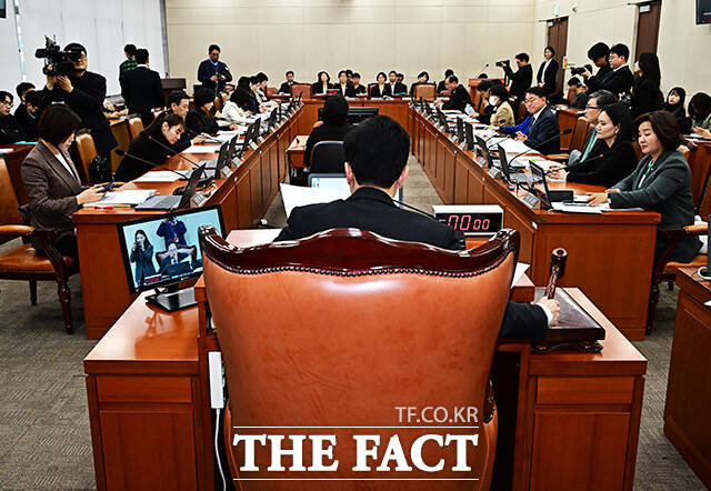 박주민 복지위원장이 7일 오후 서울 여의도 국회에서 열린 보건복지위원회 전체회의에 참석해 안건을 상정하고 있다. /국회=배정한 기자