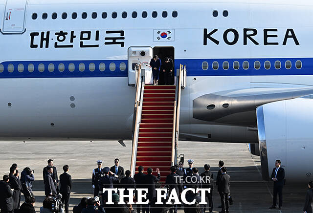 이재명 대통령은 7일(현지시간) 오후 중국 국빈 방문을 마치고 귀국길에 올랐다. 이 대통령이 4일 오후 경기 성남시 서울공항에 도착해 공군1호기에 올라 인사를 하고 있다. /서울공항=배정한 기자