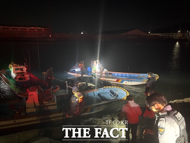 여수해양경찰과 소방당국이 7일 광양항 해양공원 인근 해상으로 추락한 차량의 탑승자를 구조하고 있다. /여수해양경찰서