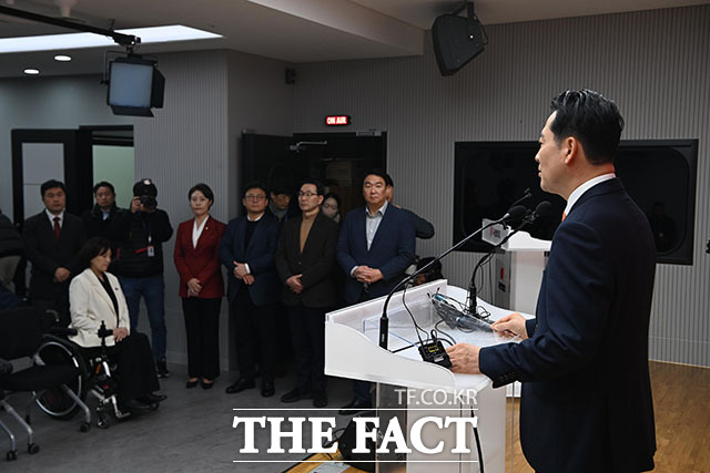 당 쇄신안 발표한 뒤 인사하는 장 대표.
