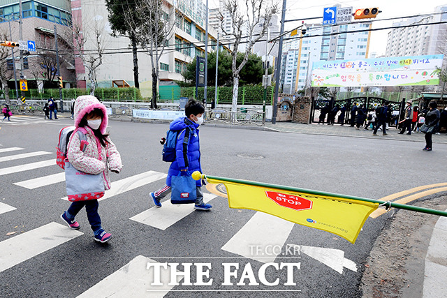 국회 보건복지위원회는 7일 국회에서 전체회의를 열고 아동수당 지급 나이를 2030년까지 만 8세에서 13세로 점진적 상향하는 내용의 '아동수당법 개정안'을 의결했다. /더팩트 DB