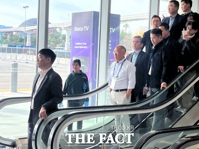 정의선 현대자동차그룹 회장이 6일(현지시간) 미국 라스베이거스에서 열린 CES 2026 전시관을 찾았다. /최의종 기자