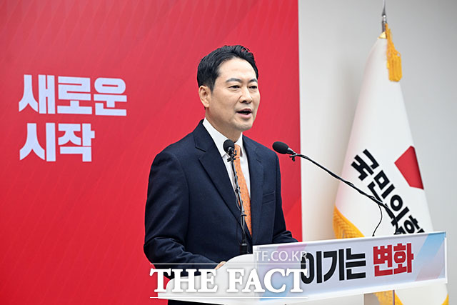 당 쇄신안 발표한 뒤 인사하는 장 대표.