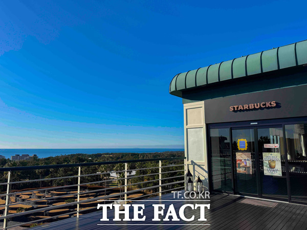 그랜드 조선 제주 호텔의 루프탑에 마련된 스타벅스 그랜드조선제주점의 모습. /스타벅스 코리아