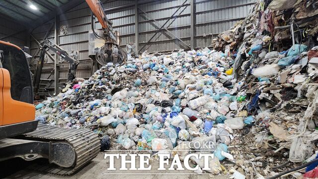 충남도 점검 과정에서 적발된 도내 폐기물 재활용업체에 반입된 수도권 생활폐기물 더미. 충남도는 법 위반 업체에 대해 사법·행정 조치를 추진하고 있다. /충남도