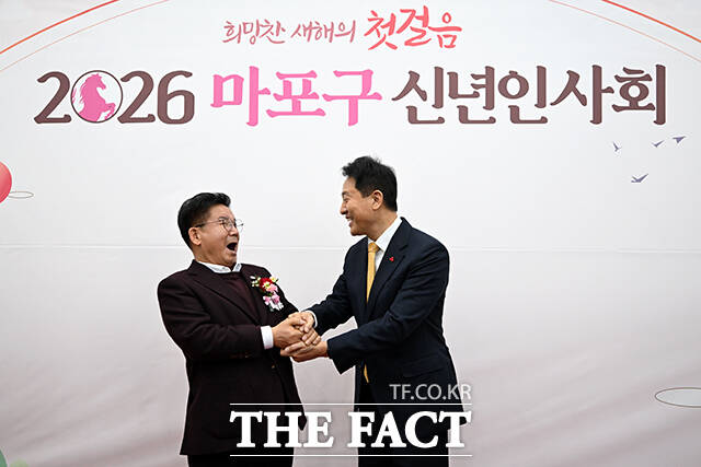 정청래 더불어민주당 대표와 오세훈 서울시장, 박강수 마포구청장(왼쪽부터)이 7일 오후 서울 마포구 마포아트센터에서 열린 2026 마포구 신년인사회에 참석해 대화를 나누고 있다.