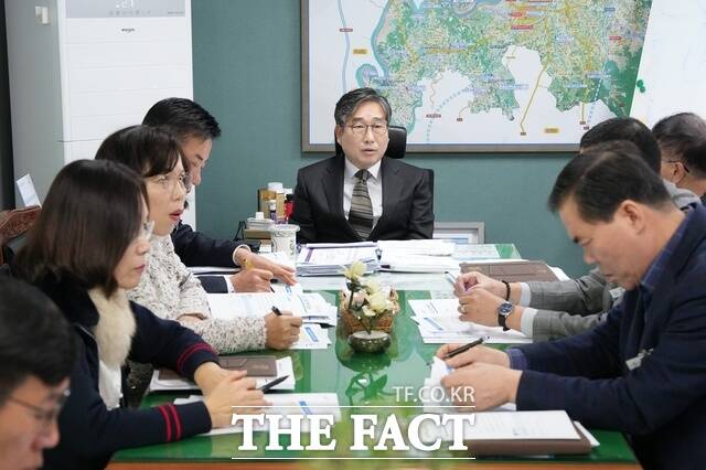 강상구 나주시 부시장(가운데)이 6일 국장, 부서장들과 함께 2026년 정부 업무계획 선제 대응을 위해 회의를 개최하고 있다. /나주시